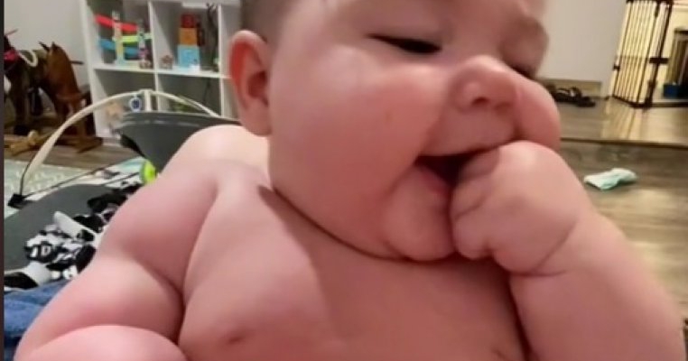 Senzația internetului: cel mai dolofan bebeluș de pe TikTok