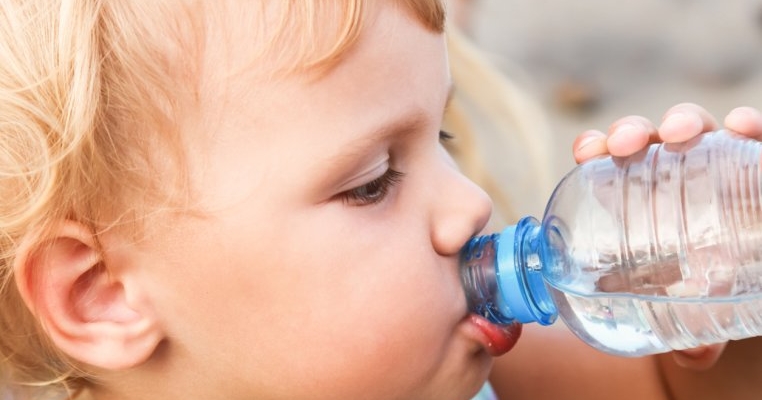 De ce trebuie să speli zilnic recipientul din care bea apă copilul tău