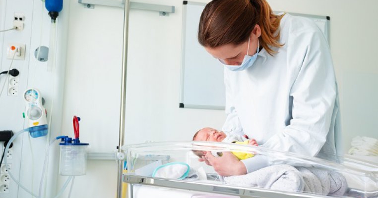 Un bebeluș ajunge cu fractură de femur la spital după ce bona îl forțează să își bea laptele