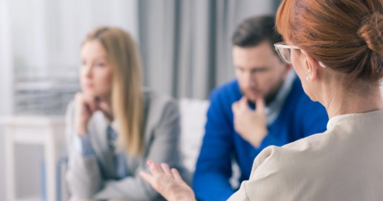 Terapia de cuplu: chiar avem nevoie de ea sau ne putem descurca și singuri?