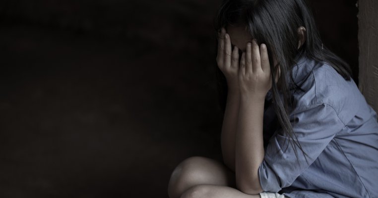 Lumea noastră oribilă, în care îți lași fiica să doarmă la o prietenă și este violată de tatăl acesteia