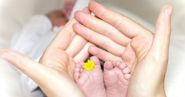 Alăptarea naturală: 4 produse care nu ar trebui să îi lipsească unei proaspete mămici
