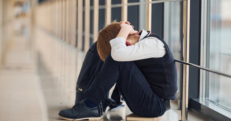 Elev de clasa a III-a bătut de mama unui elev de față cu învățătoarea