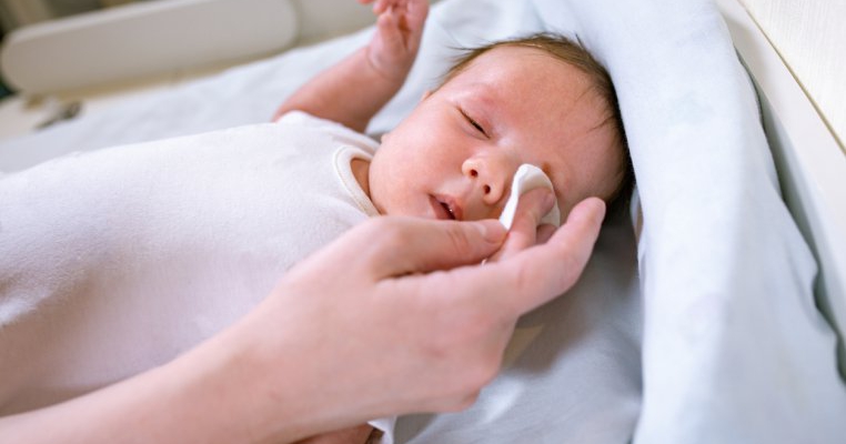 Ochi lipiți la bebeluși: cauze, tratament și prevenție
