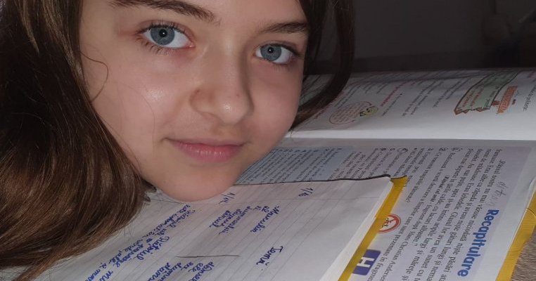 După 8 ani de citit și inventat povești, acum copilul meu culege roadele la școală