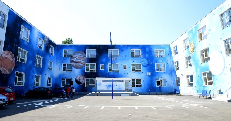 Exmatriculare pentru păr vopsit, dar nota scazută la purtare pentru droguri. Regulamentul șocant al unei școli din București