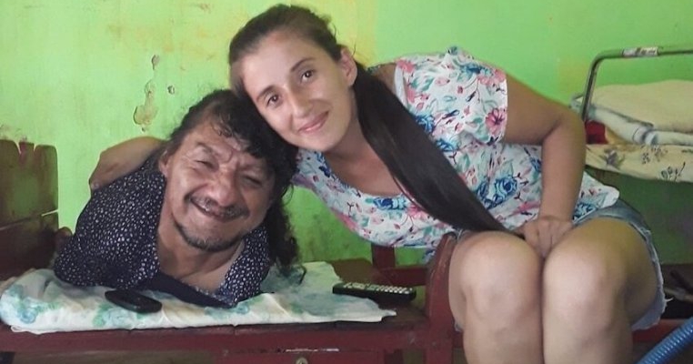 Povestea tatălui fără mâini și picioare care și-a crescut fetele singur, după ce mama le-a abandonat