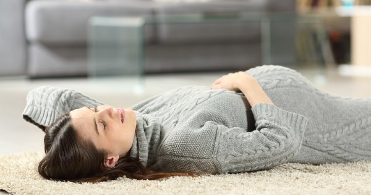 Mama mea mi-a obligat iubita însărcinată să doarmă pe jos