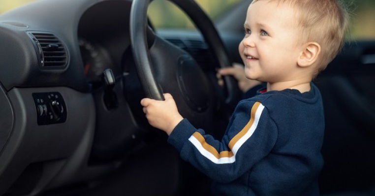 La numai 4 ani a plecat cu mașina mamei sale la drum. Cum l-au găsit polițiștii pe micuțul șofer