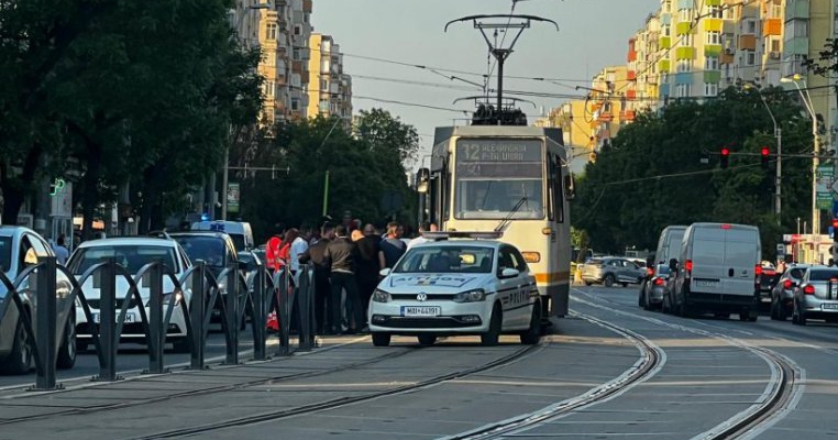 Video: o femeie este târâtă de tramvai, încercând să urce căruciorul cu copilul în el. Vatmanul a plecat fără să se uite
