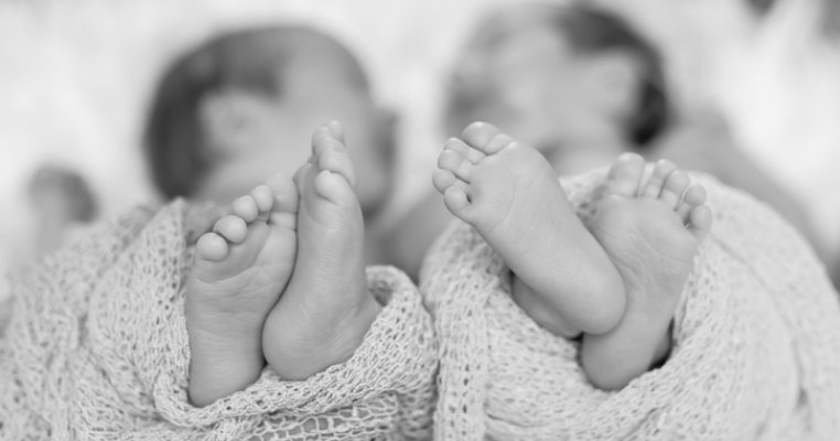 Sunt o mamă surogat care a născut gemeni și am rămas cu ei. Părinții lor nu au mai venit după ei