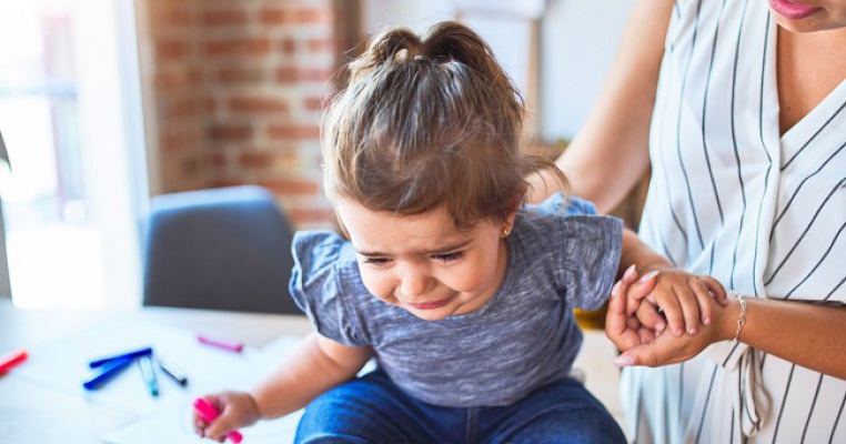 Educatoare din Pitești reținută dupa ce a agresat fizic mai mulți copii de la creșa unde lucra