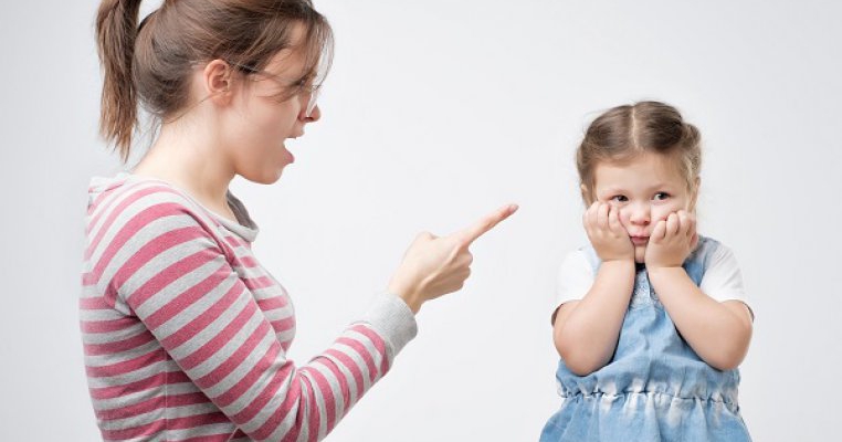 3 tipuri de parenting care duc la copii anxioși