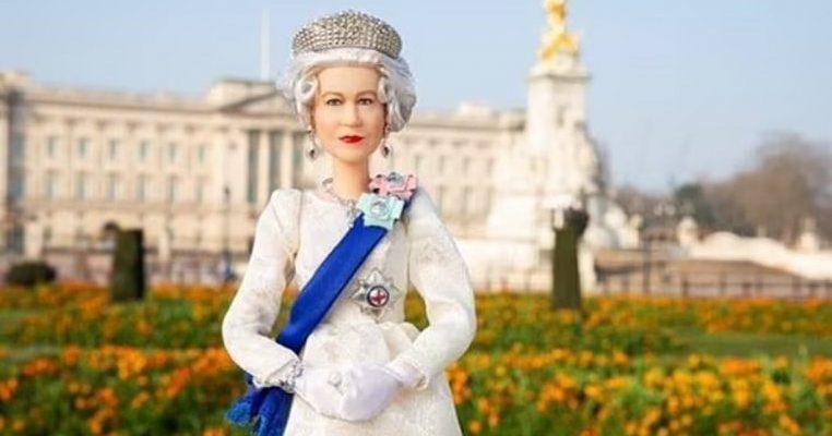 Cum arată și cât costă păpușa Barbie cu chipul reginei Elisabeta a II-a a Marii Britanii