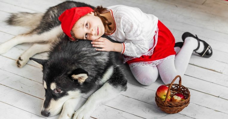 Părinții mei au adoptat o femelă lup fără să știe. M-a crescut ca pe propriul ei pui