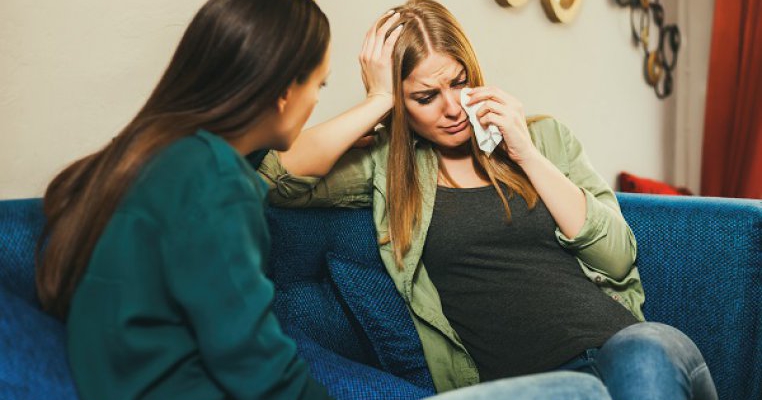 Prietena mea cea mai bună refuză să accepte că voi avea un copil pentru că ea nu poate rămâne însărcinată
