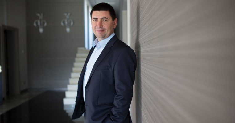 Elis Pavaje a donat 90.000 euro Spitalului Municipal Sebeș. Unitatea spitalicească are acum o nouă fațadă