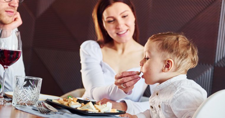 Un chelner i-a cerut unei mame să curețe mizeria făcută de copilul ei la masa din restaurant