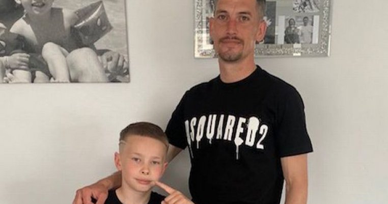 Copiii râd și îi spun „banană” fiului meu pentru că are scolioză. Însă nimic nu îl poate opri, este eroul meu