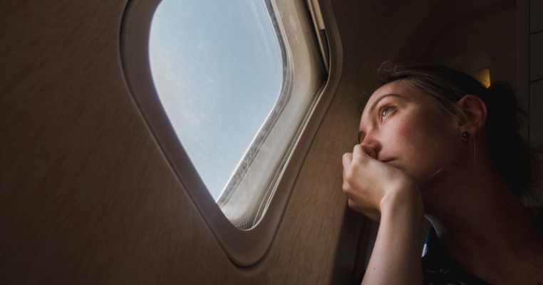 Nimeni nu mi-a spus că a fi mamă înseamnă să mă mulg în baia unui avion