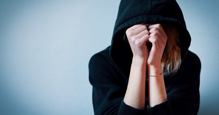 „Fratele meu îmi spune că așteaptă să mor.” Povestea unei adolescente infectate cu virusul HIV