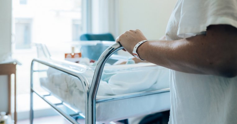 O mamă și fiica ei de 14 ani au născut în același timp la maternitatea din Botoșani