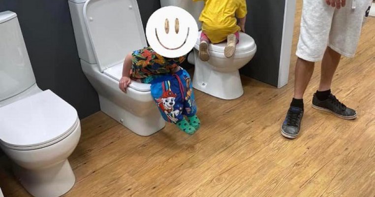 Momentul când fiul meu a făcut treaba mare într-un vas de toaletă dintr-un showroom. Cum a reacționat vânzătoarea