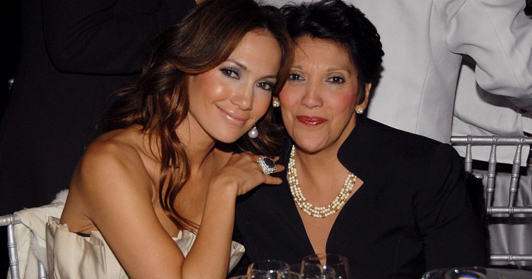 Jennifer Lopez, confesiune dureroasă: „Mama ne bătea destul de des când eram mici”