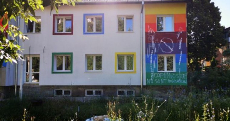 O grădiniță din Hunedoara, vandalizată cu mesaje de ură. ”Copiii noștri nu sunt ... ”