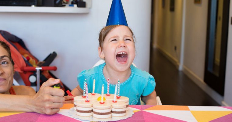 Am dat afară de la petrecerea fiicei mele pe colega ei râzgâiată. A vrut să sufle ea în lumânările de pe tort