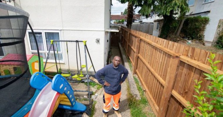Vecinii mei și-au pus un gard de 2 metri că să nu îl mai lase pe copilul nostru să se joace la ei în curte