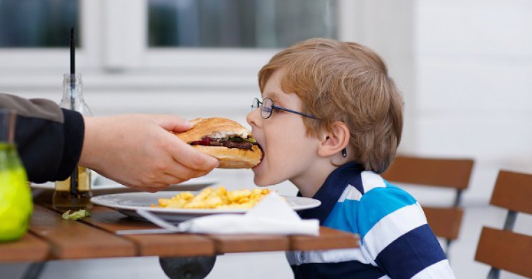 Prietena mea nu își hrănește copilul suficient. Este subnutrit. După o săptămână la mine a pus pe el 2 kg