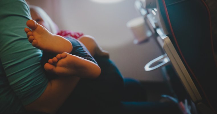 Am călătorit în toaleta avionului pentru a fi alături de bebelușul meu care lupta pentru viața lui