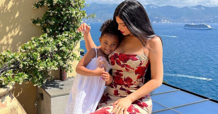 Kylie Jenner își lasă fiica să își aleagă singură ora de culcare. Ce spun experții în parenting despre această decizie
