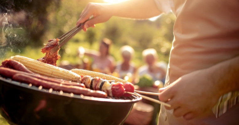 Cât timp poți lăsa mâncarea afară când ieși la picnic sau la grătar