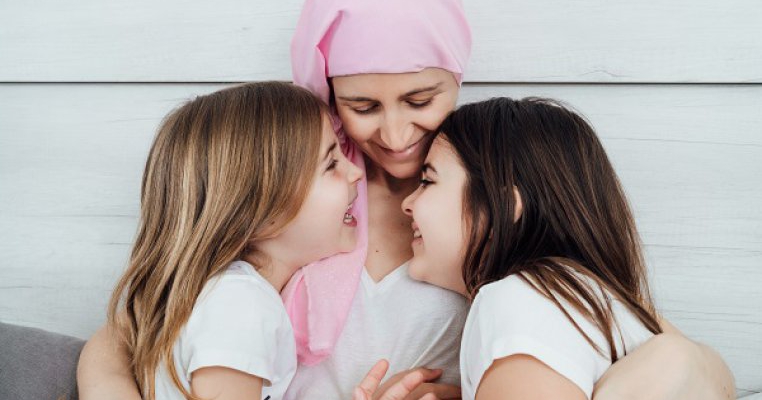 „Nu ai făcut nimic, nu meriți nimic”. Povestea despre divorț a unei mame care și-a crescut copiii în timp ce se lupta cu cancerul