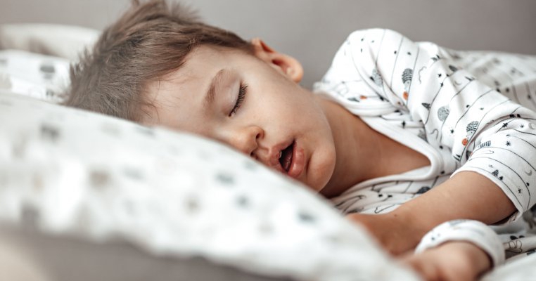 Singurul lucru pe care nu ar trebui să i-l spui copilului înainte de culcare