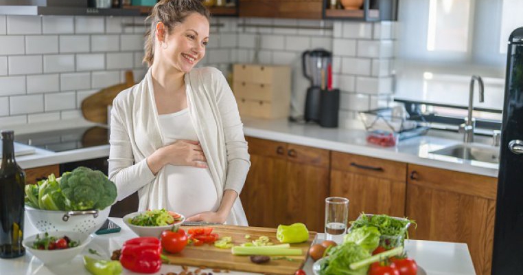 Greutatea în sarcină - nu e cazul să mănânci pentru doi. Medicii recomandă dieta mediteraneeană