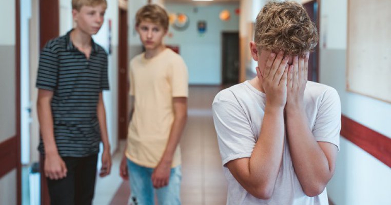 Directoarea și diriginta unui elev cu mandibula ruptă în timpul unei altercații au refuzat să sune la 112