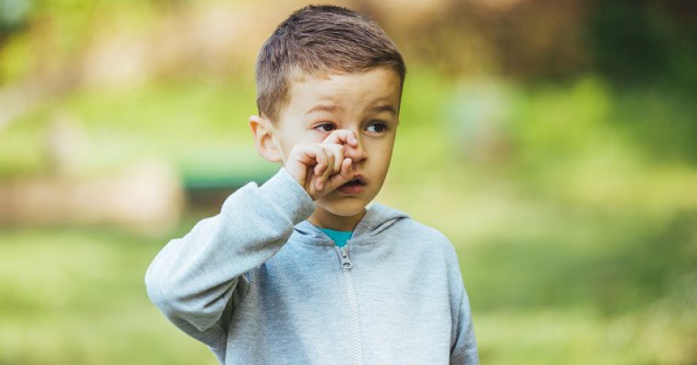 De ce se scarpină copilul în nas, urechi, buric sau funduleț? Vei vedea că are motive bine întemeiate