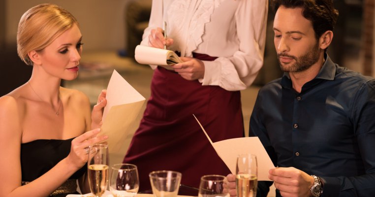 Soția mea își bate joc de mâncare când ieșim la restaurant și am pus-o să comande din meniul pentru copii