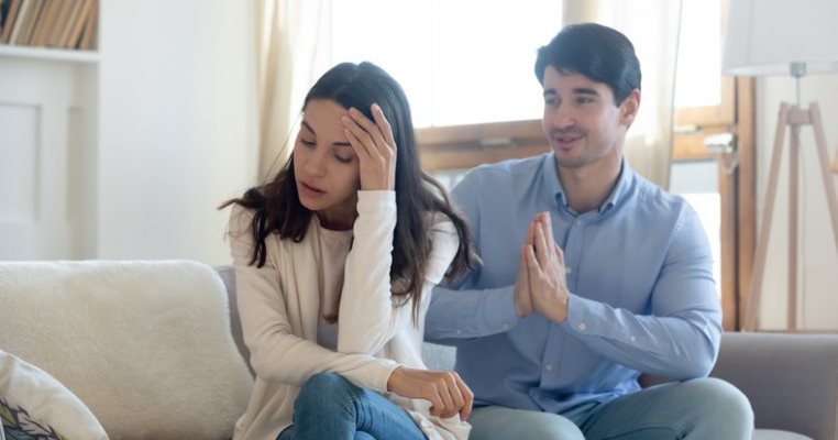 Soțul meu vrea să îi dea un nume vulgar fetiței noastre și nu știu cum să îl conving să renunțe. Lui i se pare drăguț