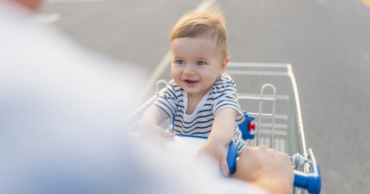 Momentul filmat când un bebeluș este răpit din coșul de cumpărături chiar de lângă mama lui