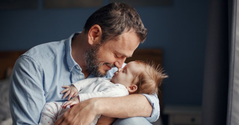 Se extinde concediul paternal, care acum se va acorda și pentru fiecare copil născut