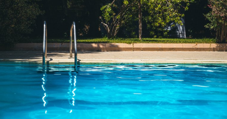Eroul zilei: filmarea cu băiețelul de 10 ani salvându-și mama care avea o criză de epilepsie în piscină