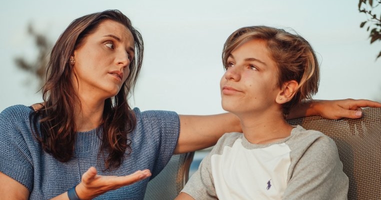 Sunt expert în parenting și iată de ce comunici greșit cu adolescentul tău