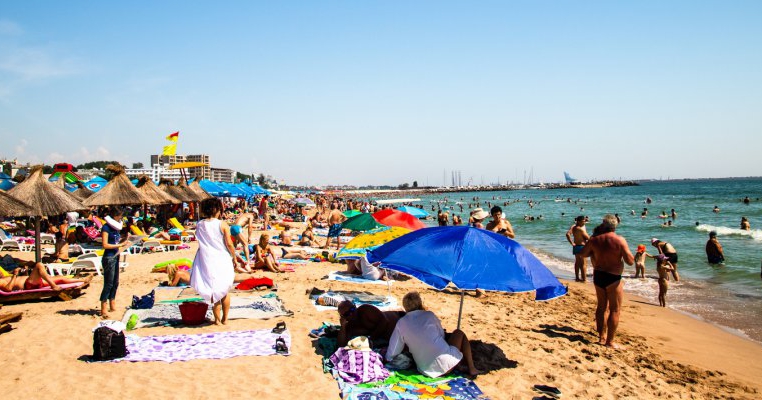 Ce înseamnă o vacanță cu bebelușul pe litoralul românesc: "Multă lume, manele, nu poți trece cu căruciorul, îmbulzeală și în apă””