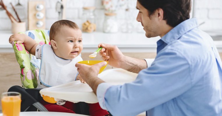 Sunt expert în parenting și îți ofer 6 sfaturi simple pentru un bebeluș fără mofturi la mâncare