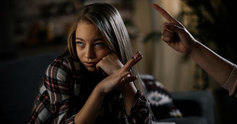 Fiica mea mi-a distrus viața! Amenințări, minciuni, șantaj cu Protecția Copilului. Nu are nicio limită