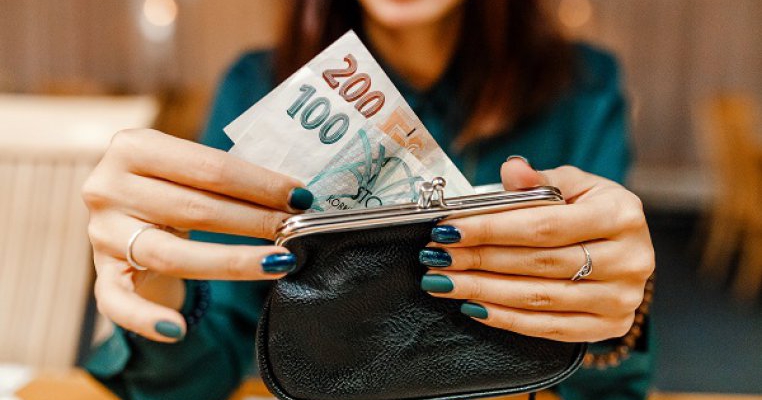 La fiecare cină în oraș cumnata mea își uită portofelul intenționat acasă. Așa că i l-am adus eu